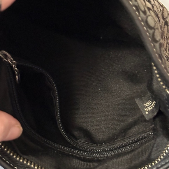 Beautiful Coach Crossbody signature C’s black/gray canvas/leather purse - Picture 8 of 16